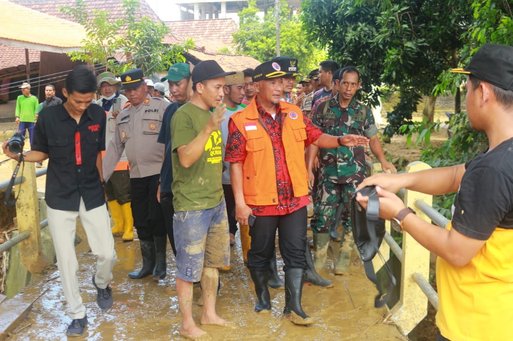 Tinjau Wilayah Terdampak Banjir Bandang, Pj Bupati: Dapur Umum Tak Boleh Kekurangan Logistik 